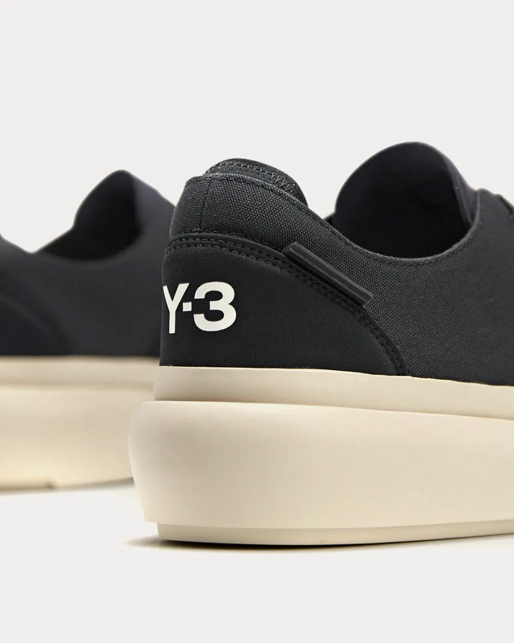 Ajatu Court Formal Black / Black / Bliss Low Top Sneakers